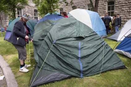 Des manifestants montent un campement au centre-ville de Montréal