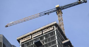 un bâtiment en construction à Montréal