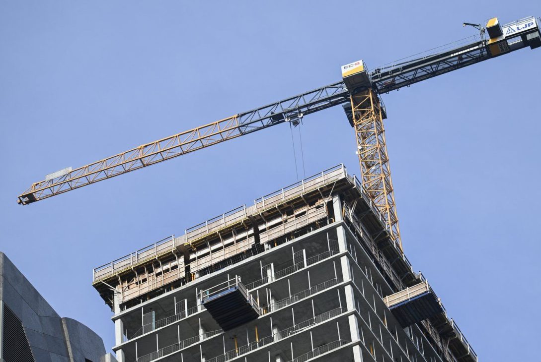 un immeuble en construction à Montréal