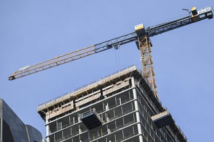 un immeuble en construction à Montréal